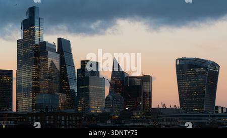 Skyline di Londra al tramonto con i grattacieli della City of London Foto Stock