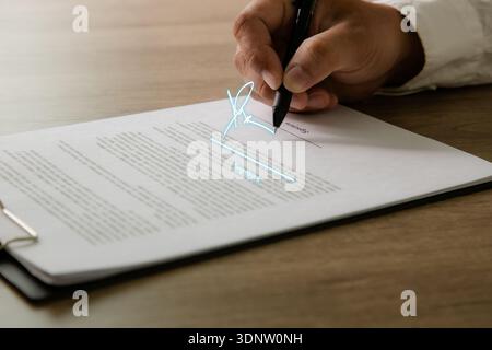 Penna per persona ritagliata che firma un contratto commerciale, concentrati sul modulo di firma, accordo legale sicuro, approvazione, documentazione e chiusura di trattative aziendali Foto Stock
