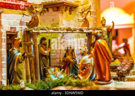 Presepe con il Santo Bambino, la Beata Vergine Maria, di san Giuseppe e i tre Re Magi Foto Stock