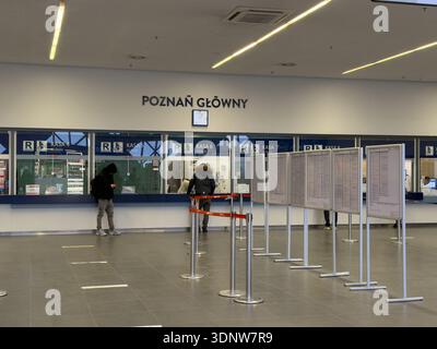 Poznan, Polonia - 30 novembre 2025: Interni moderni dell'area dei biglietti della stazione ferroviaria principale di Poznan Glowny, che mostra ai viaggiatori in attesa di servizi o di controllo Foto Stock