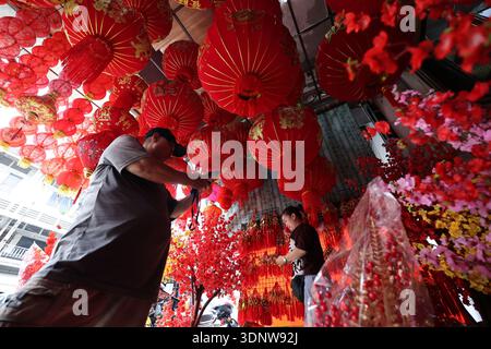 Phnom Penh. 12 febbraio 2026. La gente compra decorazioni per il Capodanno cinese in un negozio vicino al mercato di Orussey a Phnom Penh, Cambogia il 12 febbraio 2026. Crediti: Sovannara/Xinhua/Alamy Live News Foto Stock