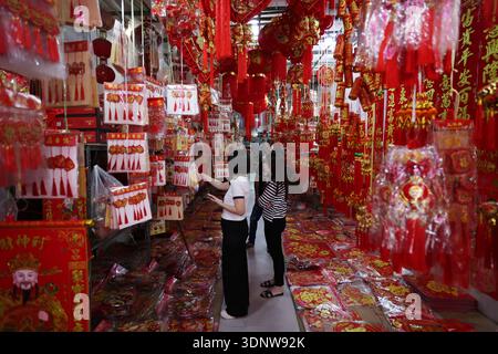 Phnom Penh. 12 febbraio 2026. La gente compra decorazioni per il Capodanno cinese in un negozio vicino al mercato di Orussey a Phnom Penh, Cambogia il 12 febbraio 2026. Crediti: Sovannara/Xinhua/Alamy Live News Foto Stock