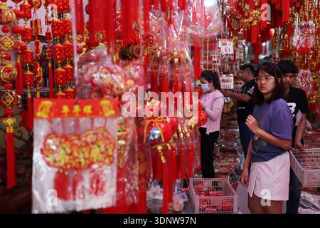 Phnom Penh. 12 febbraio 2026. La gente compra decorazioni per il Capodanno cinese in un negozio vicino al mercato di Orussey a Phnom Penh, Cambogia il 12 febbraio 2026. Crediti: Sovannara/Xinhua/Alamy Live News Foto Stock