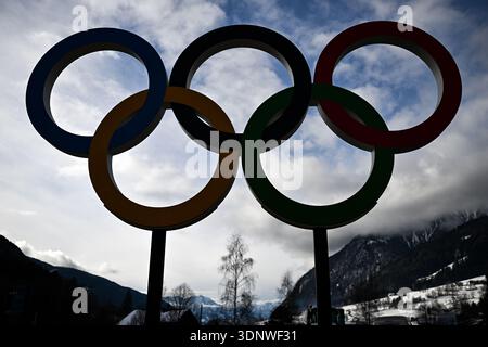 Anterselva, Italia. 12 febbraio 2026. Olympia, Giochi Olimpici invernali Milano Cortina 2026, Biathlon, vista sugli anelli olimpici. Crediti: Hendrik Schmidt/dpa/Alamy Live News Foto Stock