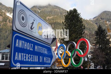 Anterselva, Italia. 12 febbraio 2026. Olimpia, Giochi Olimpici invernali Milano Cortina 2026, biathlon, gli anelli olimpici possono essere visti accanto ai cartelli. Crediti: Hendrik Schmidt/dpa/Alamy Live News Foto Stock