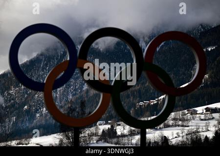 Anterselva, Italia. 12 febbraio 2026. Olympia, Giochi Olimpici invernali Milano Cortina 2026, Biathlon, vista sugli anelli olimpici. Crediti: Hendrik Schmidt/dpa/Alamy Live News Foto Stock