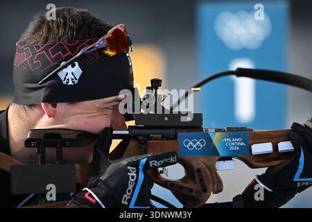 Anterselva, Italia. 12 febbraio 2026. Olympia, Giochi Olimpici invernali Milano Cortina 2026, Biathlon, allenamento, Justus Strelow (Germania) durante gli allenamenti di tiro al poligono di tiro. Crediti: Hendrik Schmidt/dpa/Alamy Live News Foto Stock