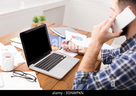 Giovane uomo d'affari informale in ufficio, primo piano Foto Stock