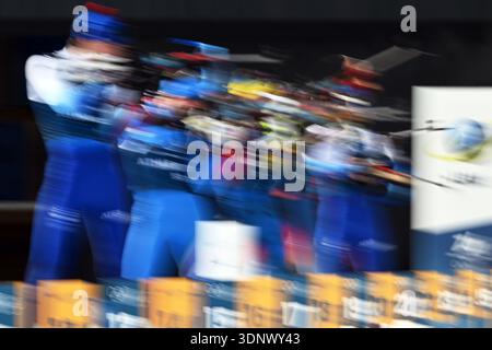 Anterselva, Italia. 12 febbraio 2026. Olympia, Giochi Olimpici invernali Milano Cortina 2026, Biathlon, allenamento, biatleti si trovano al poligono durante l'allenamento di tiro. Crediti: Hendrik Schmidt/dpa/Alamy Live News Foto Stock