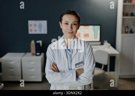 Ritratto di una giovane donna caucasica dermatologa in piedi con fiducia Foto Stock