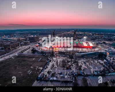Veduta aerea di un vivace stadio illuminato da luci rosse e bianche sul cielo oscuro, Frisco, Texas, Stati Uniti. Foto Stock