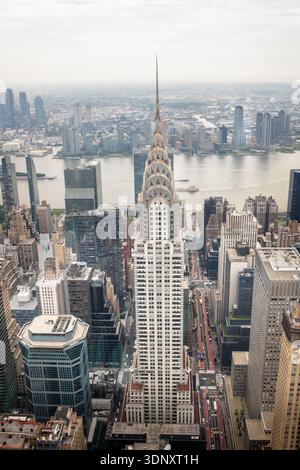Una splendida vista aerea cattura l'architettura iconica del Chrysler Building di New York City, mostrando il suo design art deco nel vivace skyline Foto Stock