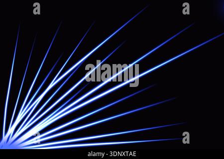 Illustrazione dinamica di raggi di luce al neon blu astratti che si irradiano su uno sfondo nero. Ideale per sfondi moderni, design digitali e creatività Foto Stock