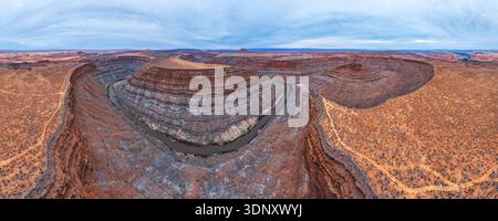 Vista aerea che cattura il Rio San Juan che si snoda attraverso canyon stratificati nello Utah, Stati Uniti. Le formazioni geologiche mostrano l'intricata bellezza di natura Foto Stock