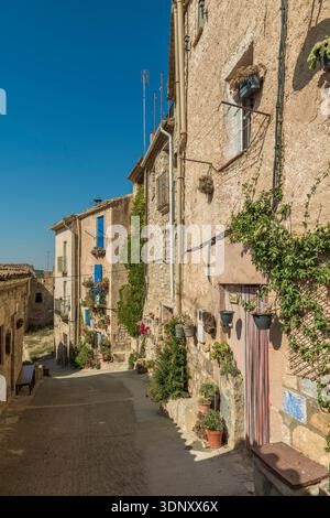 Vista storica di via Carrer de Gimerá nella città di Lleida, Catalogna, Spagna. Architettura urbana tradizionale, edifici in pietra e paesaggio mediterraneo Foto Stock
