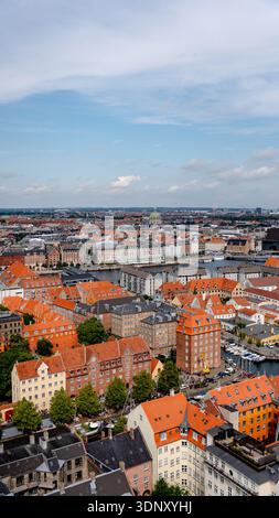 Splendida vista aerea dalla Chiesa del Salvatore che mostra il quartiere di Christianshavn e l'area centrale di Copenaghen, separata dal pittoresco qu Foto Stock