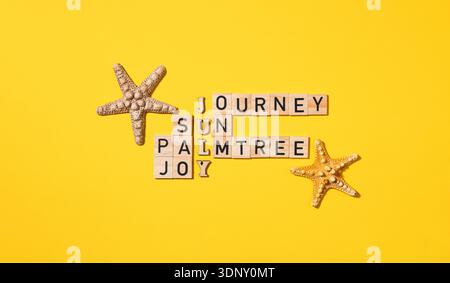 Un vivace rompicapo a croce realizzato con blocchi di lettere in legno su uno sfondo giallo brillante. Parole come viaggio e sole sono scritte, accompagnate da de Foto Stock
