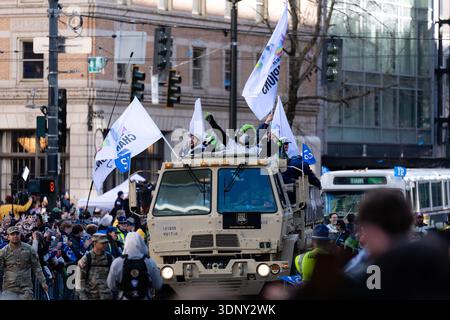 Seattle, Stati Uniti. 11 febbraio 2026. I Seattle Seahawks festeggiano con i tifosi durante la parata del Super Bowl LX Championship a Seattle, Washington, l'11 febbraio 2026. I Seattle Seahawks sconfissero i New England Patriots 29-13. (Foto di Sandra Agbotse/Sipa USA) credito: SIPA USA/Alamy Live News Foto Stock