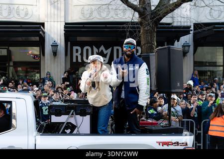 Seattle, Stati Uniti. 11 febbraio 2026. I Seattle Seahawks festeggiano con i tifosi durante la parata del Super Bowl LX Championship a Seattle, Washington, l'11 febbraio 2026. I Seattle Seahawks sconfissero i New England Patriots 29-13. (Foto di Sandra Agbotse/Sipa USA) credito: SIPA USA/Alamy Live News Foto Stock