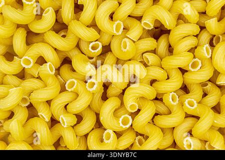 Molte deliziose paste italiane al banco del supermercato, gustoso cibo biologico composto da pasta italiana cruda fresca da vicino, bella consistenza matura di n Foto Stock