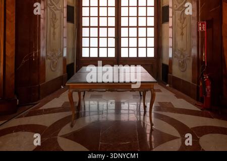 Austria, Vienna, 6 agosto 2025: Interni della sala da lettura barocca con antiche librerie nella sala statale della Biblioteca Nazionale austriaca (Prunksaal). Foto Stock