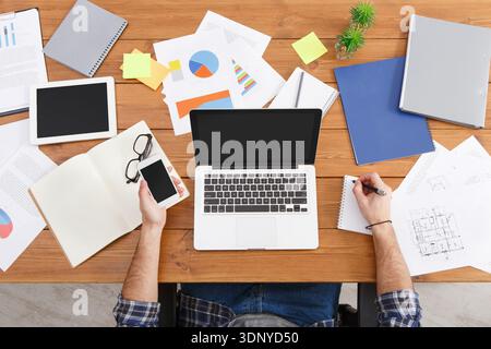 Giovane uomo d'affari informale in ufficio, vista dall'alto Foto Stock