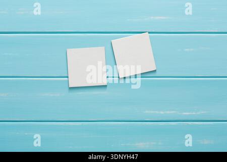 Cartellini bianchi su sfondo blu in legno Foto Stock