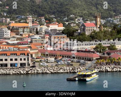 ST GEORGES, GRENADA, CARAIBI - 20 GENNAIO 2026: Veduta aerea di St Georges con chiese storiche e porto sul lungomare di Grenada Foto Stock