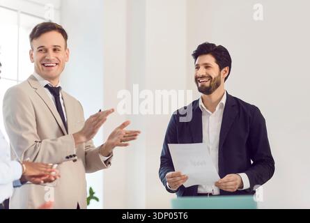 Leader aziendale sorridente e fiducioso, manager esecutivo professionale maturo che festeggia Foto Stock