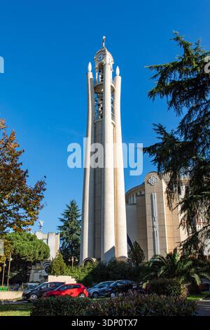 Campanile della Cattedrale ortodossa della Risurrezione a Rruga Ibrahim Rugova 1 a Tirana, Albania Foto Stock