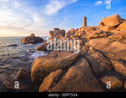 PHARE de Mean Ruz sulla Costa del granito rosa con litorale roccioso e sentiero costiero a Ploumanach, Bretagna, Francia Foto Stock