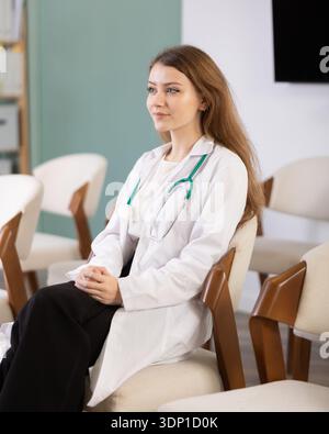 Giovane donna medico o studente di medicina che ascolta la lezione Foto Stock