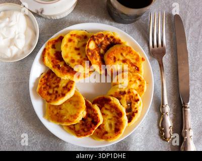 Sciroppo russo, pancake al formaggio con panna acida Foto Stock