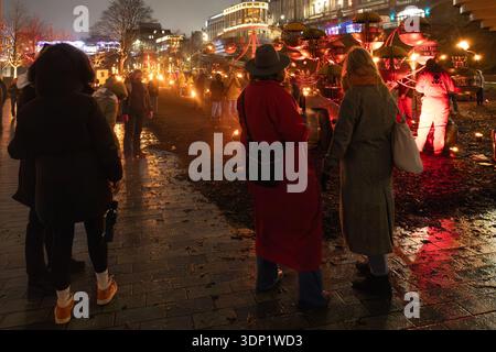 Persone che ammirano il Fire Garden by Walk the Plank allo Spectra Festival of Light 2026, nel centro di Aberdeen, Scozia. Foto Stock