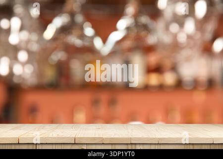 Svuotare con alcool il piano di appoggio in legno contro i ripiani sfocati Foto Stock