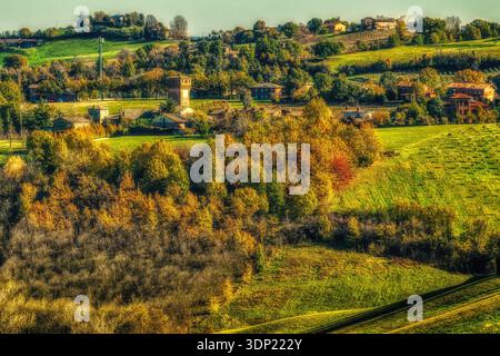 Torre del Castello di Levizzano Rangone colline autunnali Castelvetro Modena Emilia Romagna Italia Borgo medievale! Questa suggestiva fotografia cattura un momento autunnale Foto Stock
