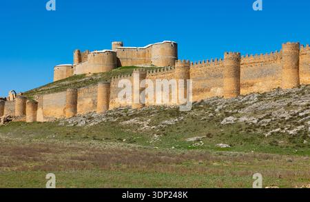 Complesso monumentale castello di Berlanga de Duero con mura difensive, Spagna Foto Stock
