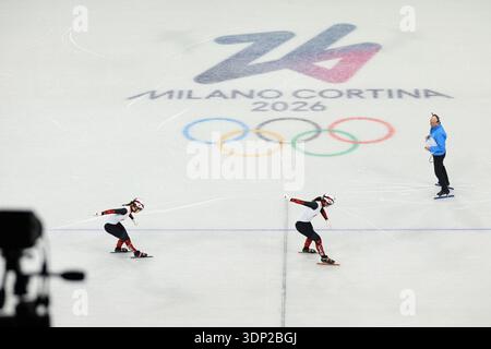 Milano, Lombardia, Italia. 12 febbraio 2026. COURTNEY SARAULT del Canada davanti a FLORENCE BRUNELLE del Canada nei 500m quarti di finale femminile dello Short Track Speed Skating ai Giochi Olimpici invernali di Milano Cortina 2026. (Credit Image: © Mickael Chavet/ZUMA Press Wire) SOLO PER USO EDITORIALE! Non per USO commerciale! Foto Stock