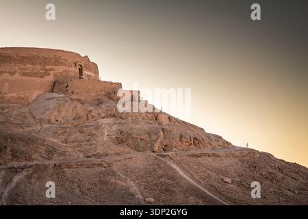 Luce del tramonto sulle Torri del silenzio vicino a Yazd, Iran. Le rovine di Dakhma si trovano su una collina rocciosa, che riflette la storia funeraria zoroastriana e un deser aspro Foto Stock