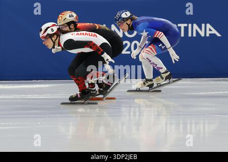 Milano, Lombardia, Italia. 12 febbraio 2026. FLORENCE BRUNELLE del Canada, LA TIFOSA KEXIN della Cina e KRISTEN SANTOS-GRISWOLD degli Stati Uniti nella finale B femminile dei 500m dello Short Track Speed Skating ai Giochi Olimpici invernali di Milano Cortina 2026. (Credit Image: © Mickael Chavet/ZUMA Press Wire) SOLO PER USO EDITORIALE! Non per USO commerciale! Foto Stock