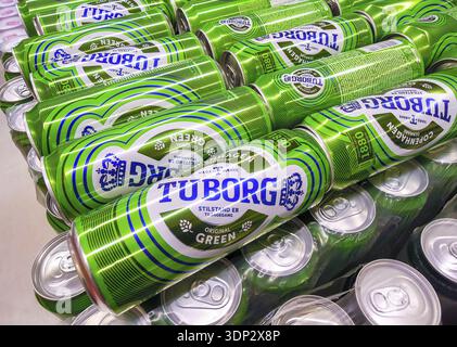 Samara, Russia - 16 marzo 2020: Birra alcolica Tuborg in lattine metalliche pronte per la vendita sul ripiano del supermercato. Varie bevande alcoliche in bottiglia e Foto Stock
