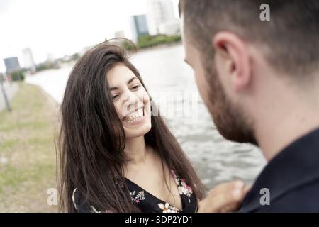 Appuntamento fortunato, una donna turca motivata che sorride brillantemente di un uomo che ammira e motiva, sostiene e tifa, innamorata e in piedi Foto Stock