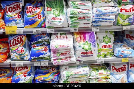 Samara, Russia - 30 marzo 2019: Diverse polveri di lavaggio pronte per la vendita presso l'ipermercato della catena Foto Stock