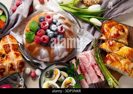 Salmone arrosto al forno con fagioli verdi e asparagi per il brunch di Pasqua o la cena su uno sfondo chiaro. Vista dall'alto. Foto Stock