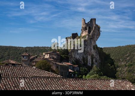 Castello medievale di penne arroccato su una roccia con le case del villaggio Foto Stock