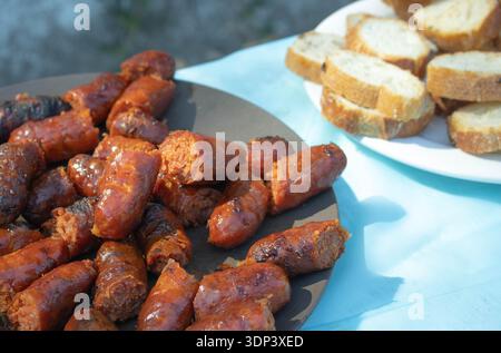 Salsicce chorizo grigliate servite con pane all'aperto Foto Stock