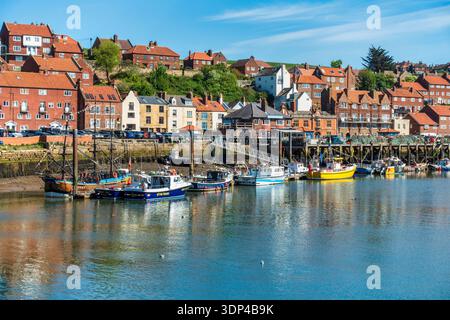 Barche ormeggiate sulla sponda orientale del fiume Esk nella storica città costiera di Whitby nel North Yorkshire, Inghilterra, Regno Unito Foto Stock