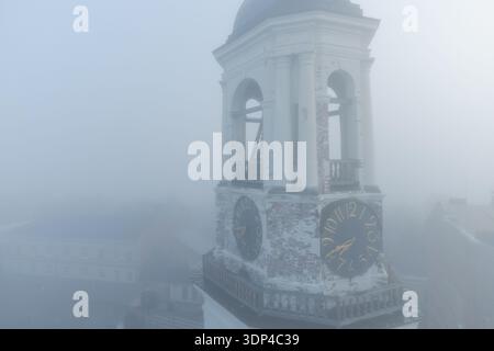 Antica torre dell'orologio nella nebbia. Centro storico di Vyborg. Patrimonio culturale della Russia Foto Stock
