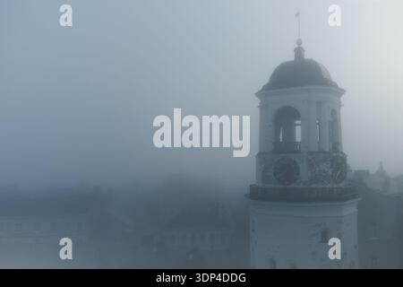 Vyborg, Russia - 19 settembre 2022: Torre dell'orologio in fitta nebbia. Città vecchia. Oggetto del patrimonio culturale della Russia Foto Stock
