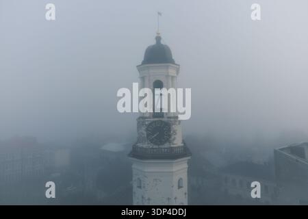 Vyborg, Russia - 19 settembre 2022: Antica torre dell'orologio nel centro storico di Vyborg in una mattinata nebbiosa. Oggetto del patrimonio culturale della Russia. Foto Stock